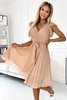 374-5 POLINA Plisowana sukienka z dekoltem i falbankami - BEŻOWA