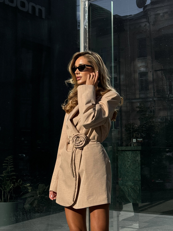 WYPOŻYCZENIE - sukienka garniturowa TWINS mini z wiązaniem w tali i różą - beżowa