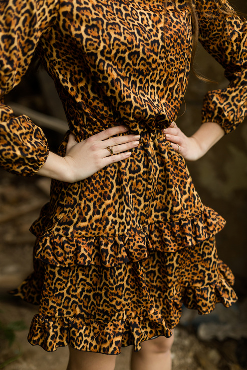 CHLOO sukienka panterka z lekko bufiastymi rękawami i falbankami