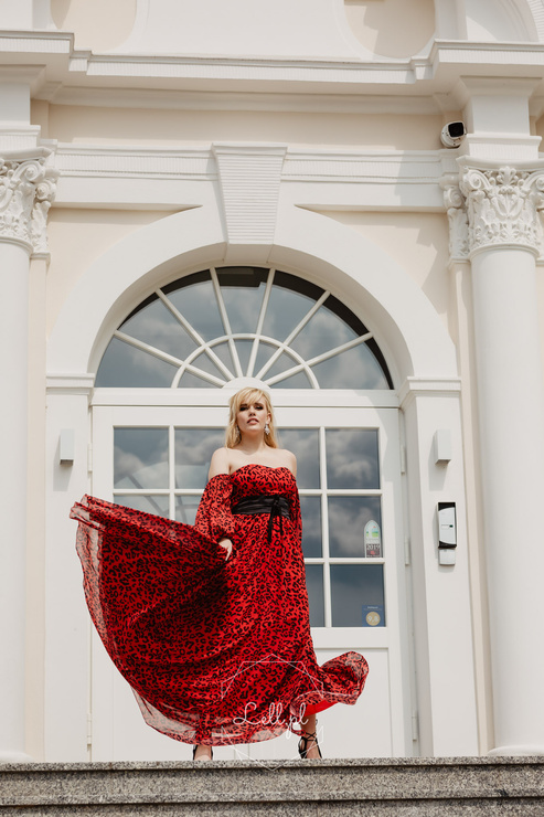 WYPOŻYCZENIE - sukienka CASIDEA czerwona panterka z bufiastymi rękawami