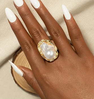 COLUMBIA - elegancki regulowany pierścionek z nieregularną perłą