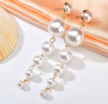 LUXE PEARLS - wiszące kolczyki w stylu vintage ze sztucznymi perłami 