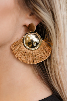 SWAY - wiszące eleganckie złote kolczyki wykończone brązowymi frędzlami